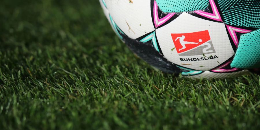 Der 1. FC Nürnberg zeigt sich bestürzt über Schilderungen einer Frau, die nach eigenen Angaben nach der Partie gegen den FC Schalke 04 auf dem Platz von einem Mann sexuell belästigt worden ist.
