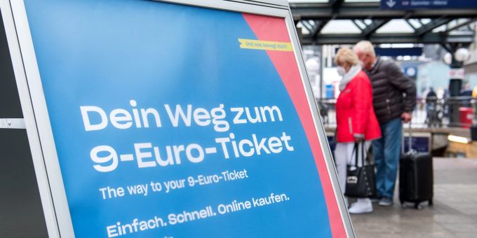 In Hamburg hat der Vorverkauf des 9-Euro-Tickets für den Nah- und Regionalverkehr begonnen. In Hamburg hat der Vorverkauf des 9-Euro-Tickets für den Nah- und Regionalverkehr begonnen.