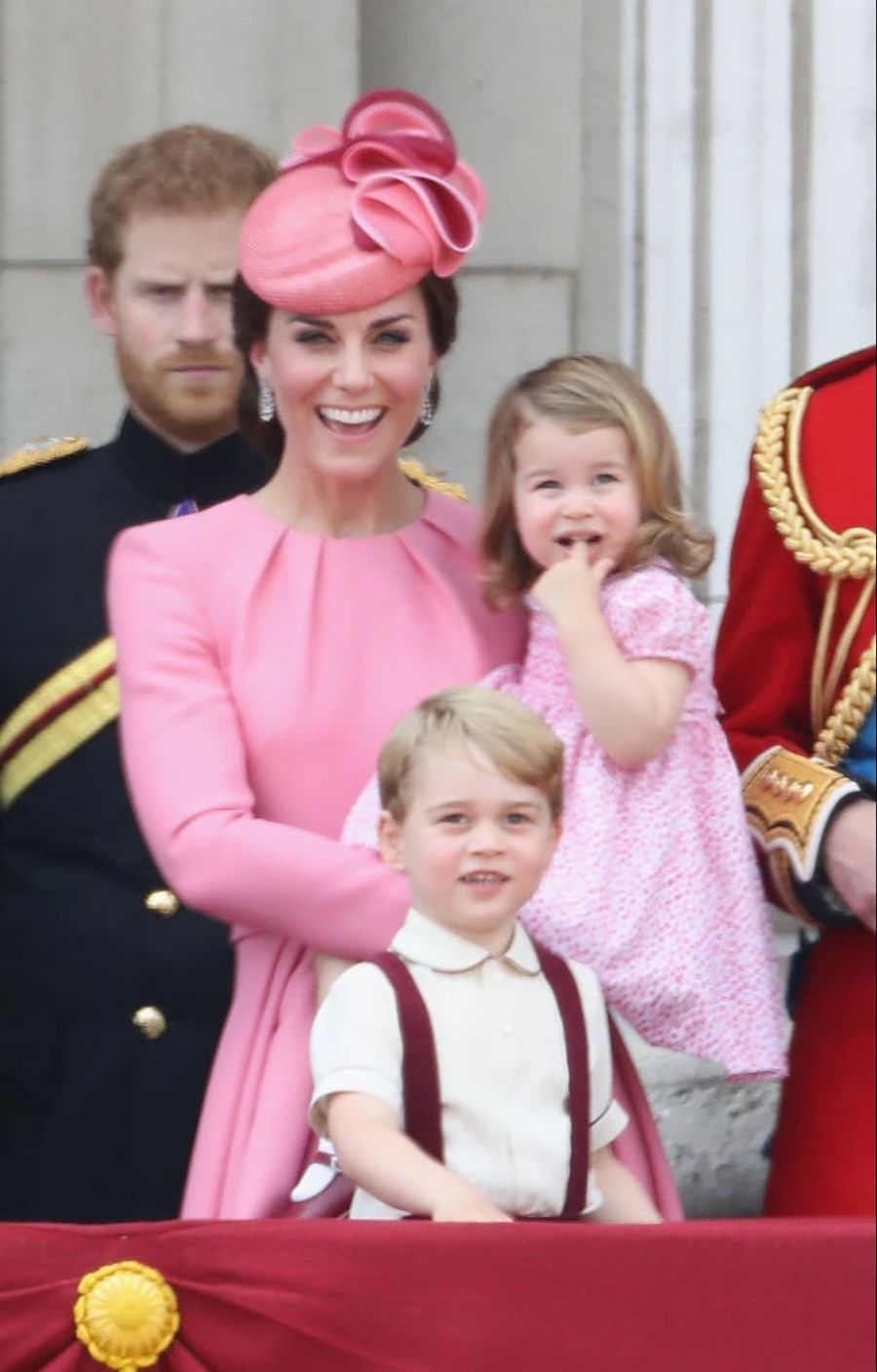 Hier war die Welt noch in Ordnung: Prinz Harry steht hinter Kate Middleton, Prinz George und Prinzessin Charlotte auf dem Royal-Balkon.