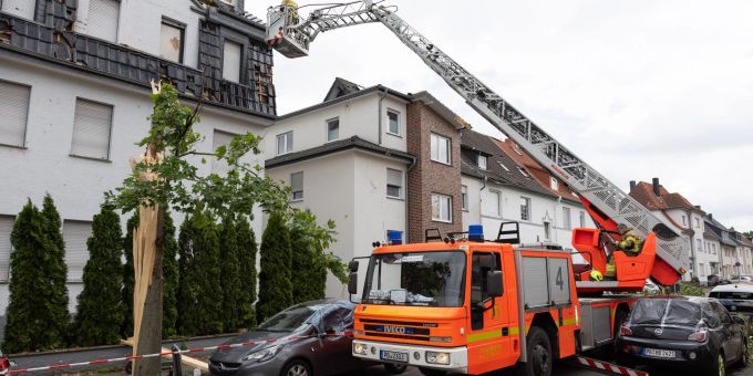 Die Feuerwehr ist im Einsatz. Die Feuerwehr ist im Einsatz.