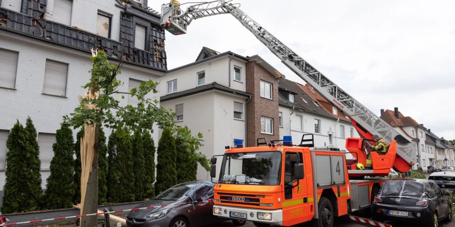 Die Feuerwehr ist im Einsatz.