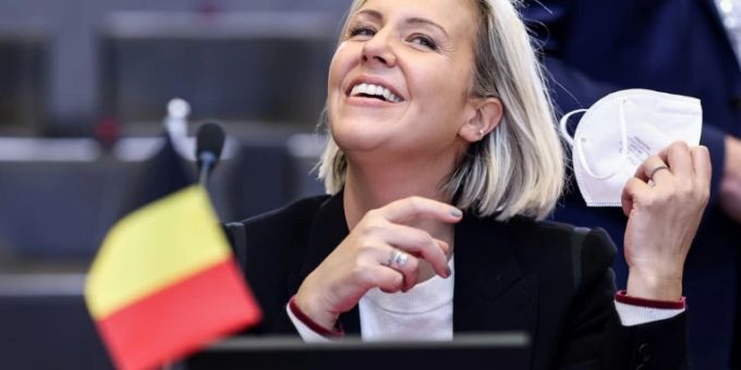 Belgiens Verteidigungsministerin Dedonder setzt ihre FFP2-Maske ab Belgiens Verteidigungsministerin Dedonder setzt ihre FFP2-Maske ab