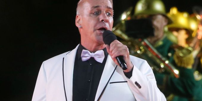 Musste seine Show kurz unterbrechen: Der Sänger der deutschen Rockband Rammstein Till Lindemann. Musste seine Show kurz unterbrechen: Der Sänger der deutschen Rockband Rammstein Till Lindemann.
