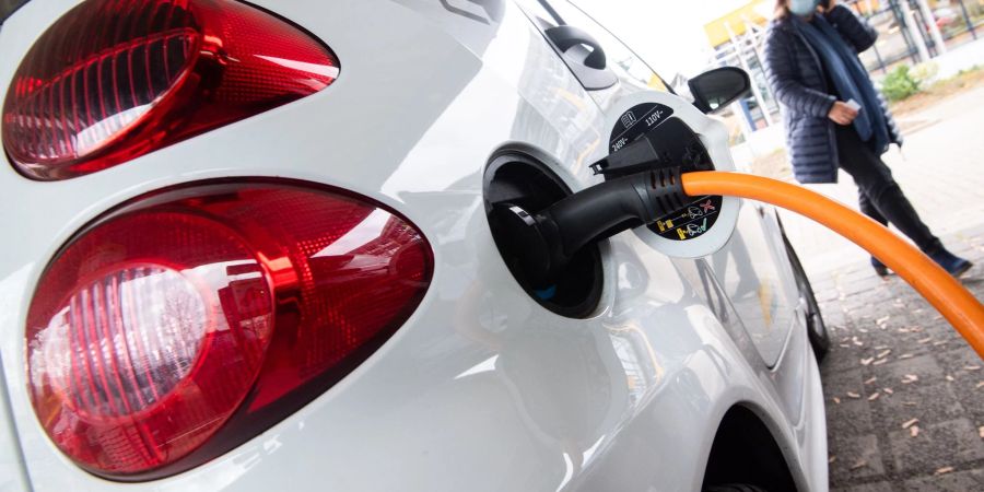 Ein Elektroauto lädt an einer Ladestation.