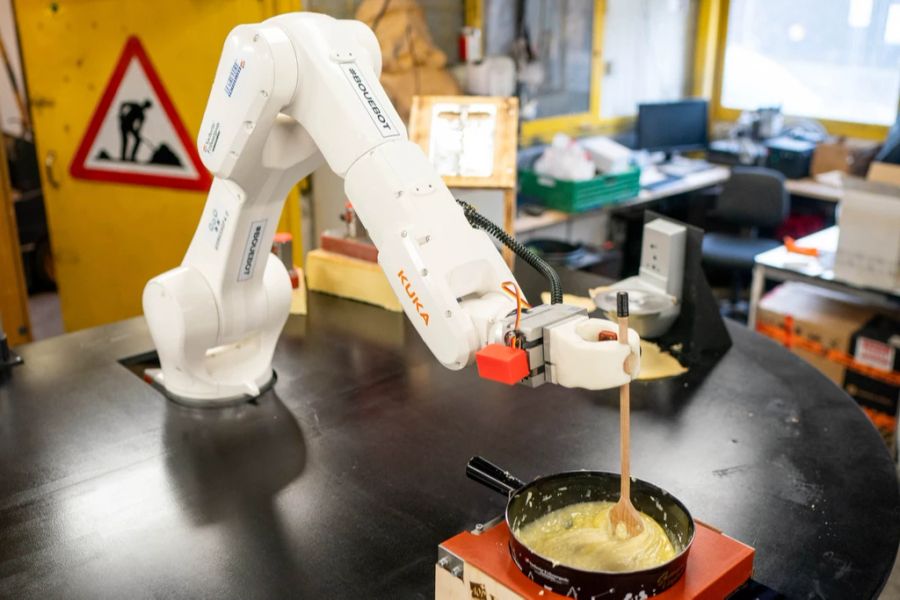 Schweizer haben in diesem Jahr sogar einen Roboter erschaffen, der selbstständig ein Fondue machen kann.