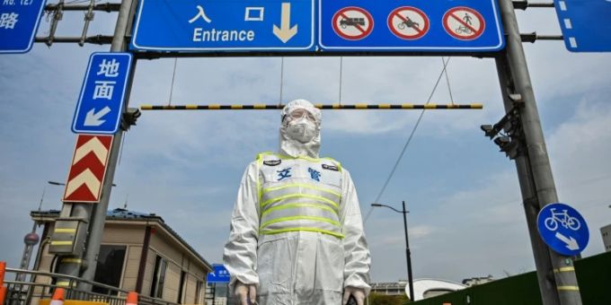 Kontrolle vor Tunnel zum Viertel Pudong in Shanghai Ende März. die strikten Lockdowns schaden der Wirtschaft. china covid