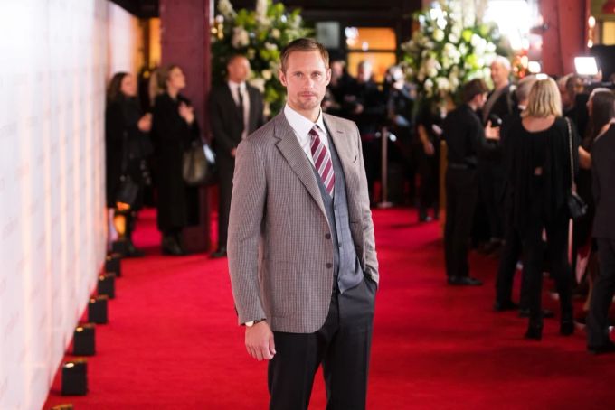 Alexander Skarsgård (45) ist ein schwedischer Schauspieler. Alexander Skarsgård