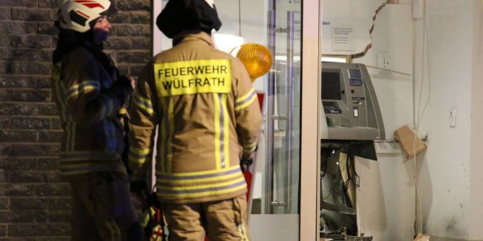 Feuerwehrleute stehen vor einem gesprengten Geldautomaten in Nordrhein-Westfalen. Feuerwehrleute stehen vor einem gesprengten Geldautomaten in Nordrhein-Westfalen.
