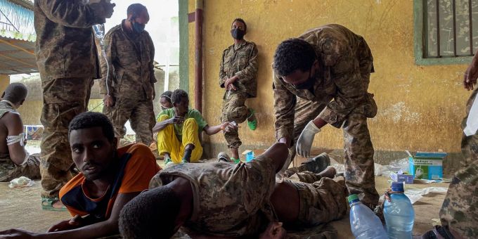 Mitglieder der Äthiopischen Streitkräfte wurden von Tigray-Kräften gefangen genommen und in einem Gefängnis als Kriegsgefangene festgehalten. Mitglieder der Äthiopischen Streitkräfte wurden von Tigray-Kräften gefangen genommen und in einem Gefängnis als Kriegsgefangene festgehalten.