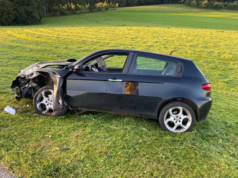 Beim Unfall wurden zwei Personen verletzt.