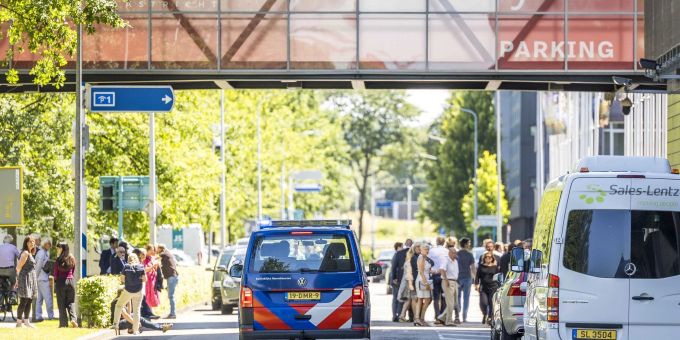 Die Polizei hat nach einem bewaffneten Überfall auf die Messe zwei Verdächtige festgenommen. Diese wurden wieder freigelassen und die Suche geht weiter. tefaf