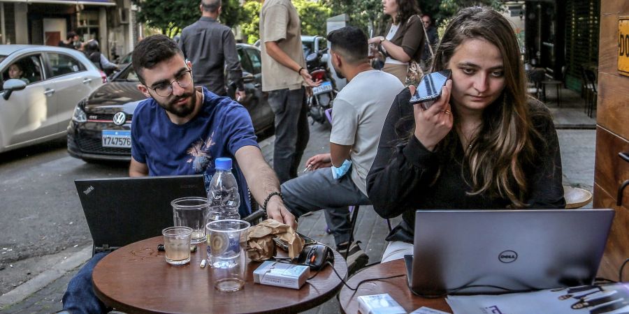 Die 26-jährige Verena al-Amil arbeitet mit Freunden an ihrem Wahlkampf vor den Parlamentswahlen am 15. Mai.