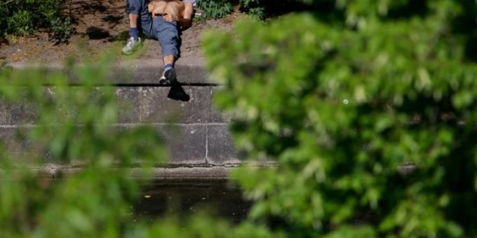 Mann liegt in Berlin in der Sonne Mann liegt in Berlin in der Sonne