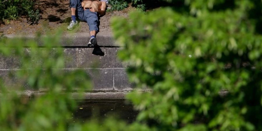 Mann liegt in Berlin in der Sonne