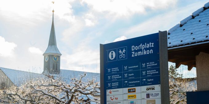Der Dorfplatz in Zumikon. Der Dorfplatz in Zumikon.