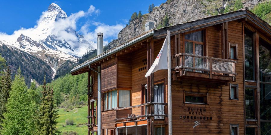 Das Hotel Zurbriggen in Zermatt. Im Hintergrund das Matterhorn.