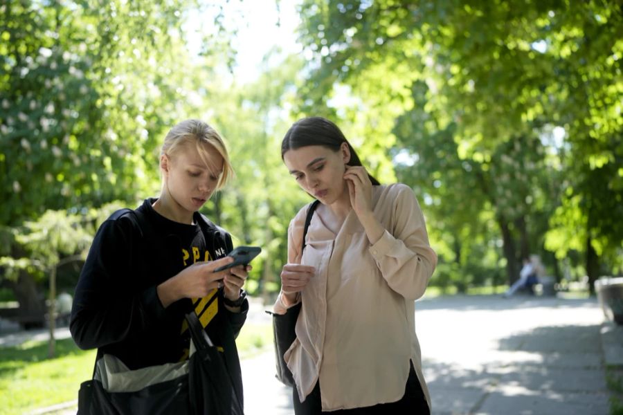 Katerina Prokopenko (l.) und Julia Fedosluk (r.) sprachen am Dienstag, 24. Mai 2022, mit der Presse über ihre gefangenen Ehemänner.