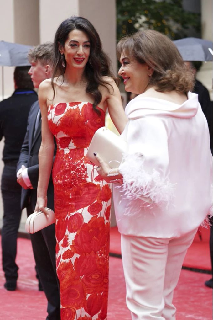 Amal Clooney zusammen mit ihrer Mutter. Amal Clooney