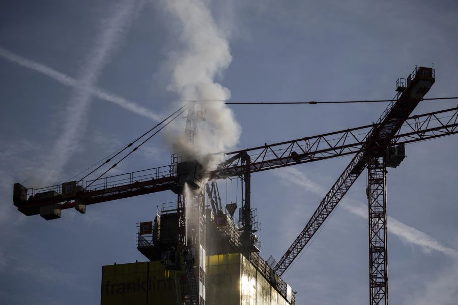 Am Dienstagmorgen harrte er immer noch aus und steckte die Führerkabine in Brand.