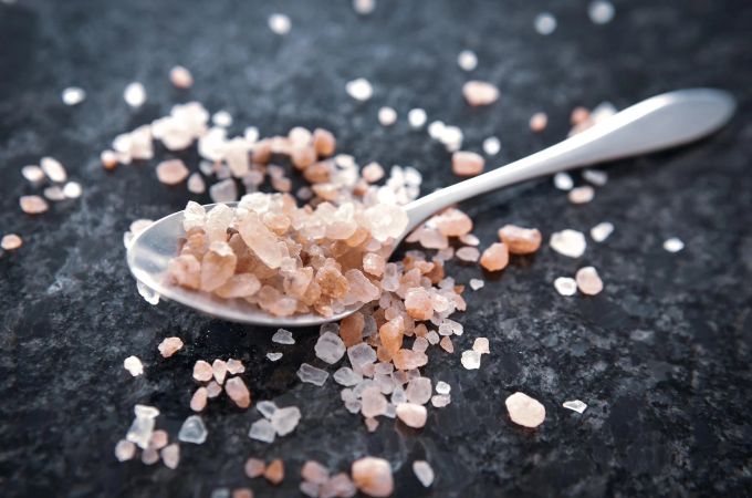 Auch in rosa erhältlich: Salz vom Himalaya. Salz rosa Löffel Granit
