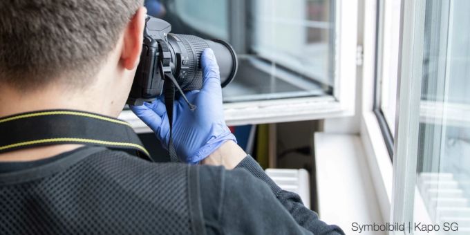Unbekannte brechen in zwei Büros ein.