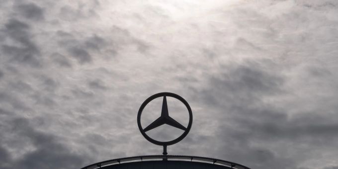 Ein Mercedes-Stern, das Logo der Marke Mercedes-Benz, steht auf einem Showroom. Ein Mercedes-Stern, das Logo der Marke Mercedes-Benz, steht auf einem Showroom.