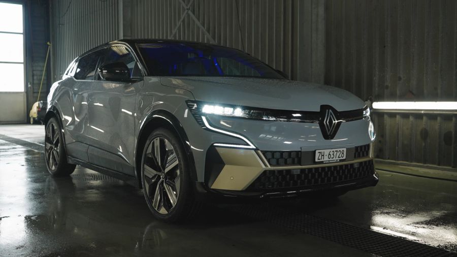 Der Renault Megane Electric hat 60kWh Batterie und 160 kW Leistung.