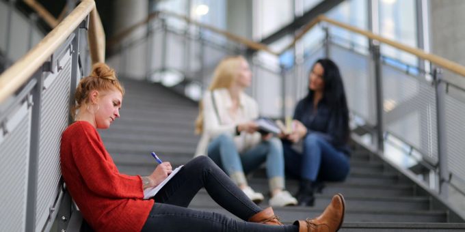 Ein duales Studium ist grundsätzlich an Hochschulen oder Berufsakademien möglich. Ein duales Studium ist grundsätzlich an Hochschulen oder Berufsakademien möglich.