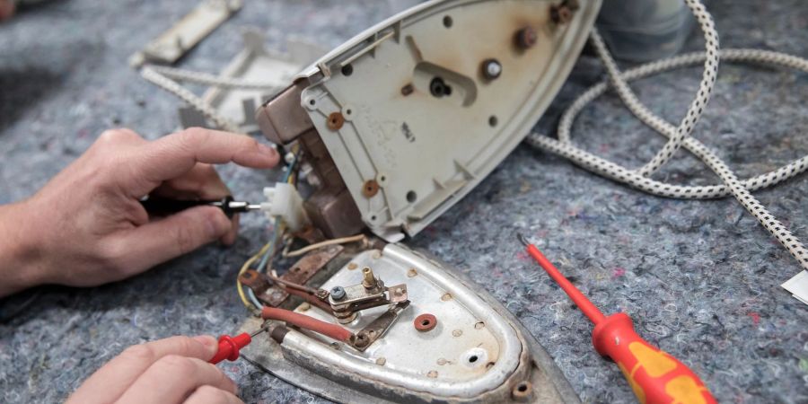 Es muss nicht immer ein neues Gerät sein: Oft lassen sich defekte Elektrogeräte auch reparieren. Wer dabei kostengünstige Unterstützung braucht, findet die oft im Netz oder bei Repair-Initiativen.