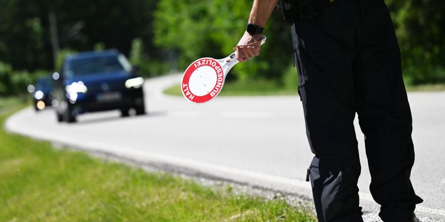 Ein Bundespolizist kontrolliert den Verkehr an der Grenze an der B 23 in Griesen. Der G7-Gipfel ist vom 26. bis 28. Juni 2022 auf Schloss Elmau geplant.