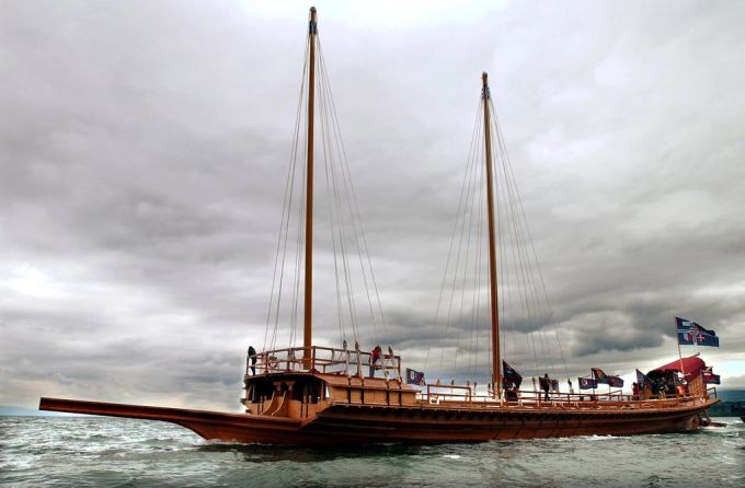 Einem Beschäftigungsprogramm für Arbeitslose verdanken wir diesen Nachbau einer Mittelmeer-Galeere aus den späten 1990ern, die heute auf dem Genfersee kursiert. Weil man früher mehr auf Tradition als auf Pläne setzte, war keine «Bauanleitung» für eine Genfersee-Galeere vorhanden; also hielt man sich an einen Plansatz für eine Mittelmeer-Galeere aus dem 17. Jahrhundert aus dem Pariser Marinemuseum. Auch die motorisierte Schiffsschraube entspricht nicht ganz den Originalplänen, die für den Antrieb neben Segeln rund 100 Ruderer vorgesehen hatte; trotzdem gibt sie einen Eindruck davon, wie die Schiffe auf dem Genfersee damals ausgesehen haben. Beruhigendes Detail: Die Galeerenruder wurden auf dem Genfersee in den allermeisten Fällen von angeheuerten Zivilisten oder Soldaten bedient; Galeerenstrafen waren äusserst selten. Schiffe Schweiz