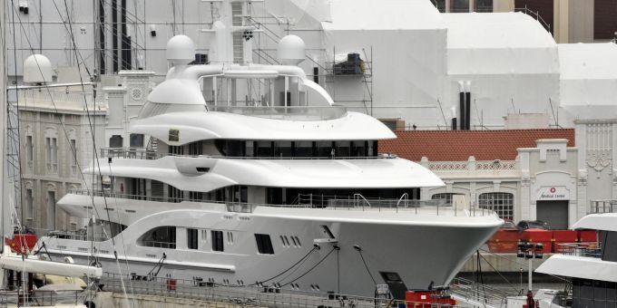 Die russische Megajacht «Valerie» liegt im Hafen von Barcelona: Spanien hat im Zusammenhang mit den EU-Sanktionen gegen russische Oligarchen die Luxus-Jacht festgesetzt. sankteione