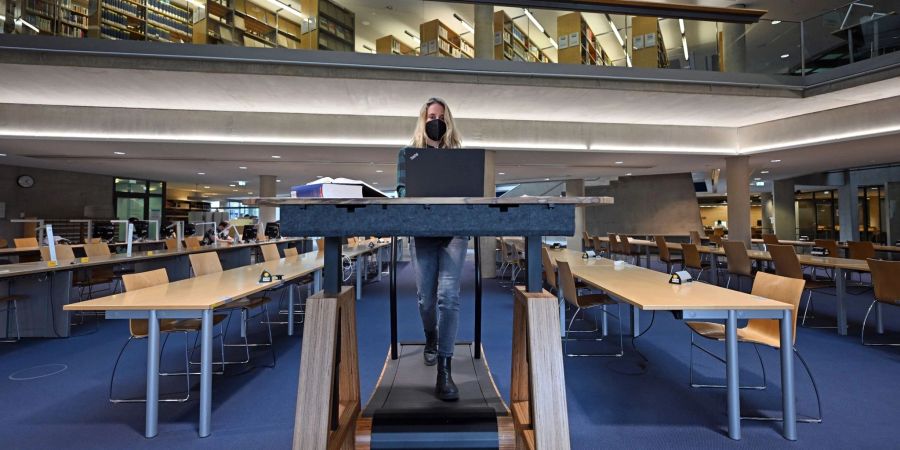 Jana Kampe, Leiterin des Universitären Gesundheitsmanagement an der Friedrich-Schiller-Universität Jena, führt eine Walkolutions-Station in der Universitäts- und Landesbibliothek vor.