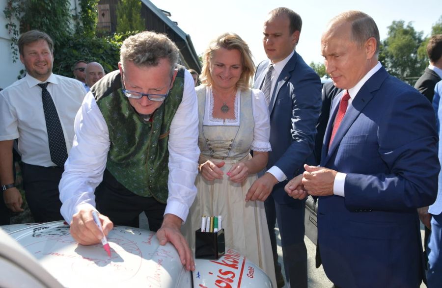 Karin Kneissl in der Mitte bei ihrer Hochzeit im Jahr 2018. Als Ehrengast war Wladimir Putin (rechts) eingeladen.