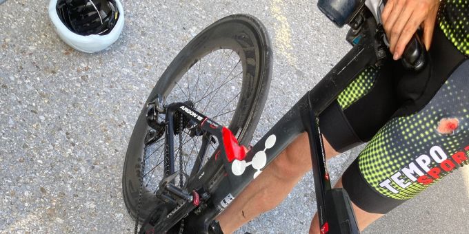 Personenwagen kollidiert mit Velolenker.