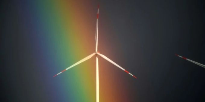 Regenbogen hinter Windrad in Hessen im Februar 2022 Regenbogen hinter Windrad in Hessen im Februar 2022