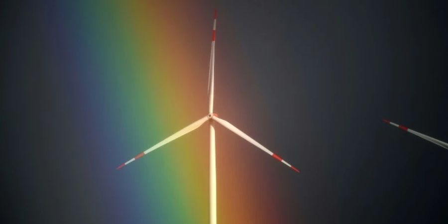 Regenbogen hinter Windrad in Hessen im Februar 2022