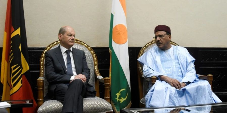 Scholz (l.) und der Präsident des Niger,  Mohamed Bazoum