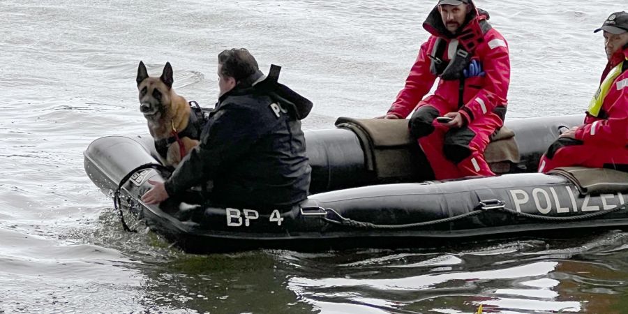 Einsatzkräfte sind mit einem Boot der Polizei im Uferbereich der Donau unterwegs.