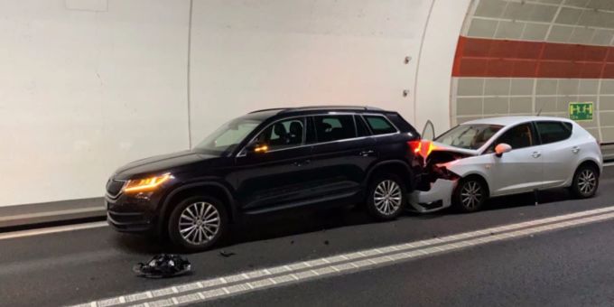 Auffahrkollision in A4-Fäsenstaubtunnel.