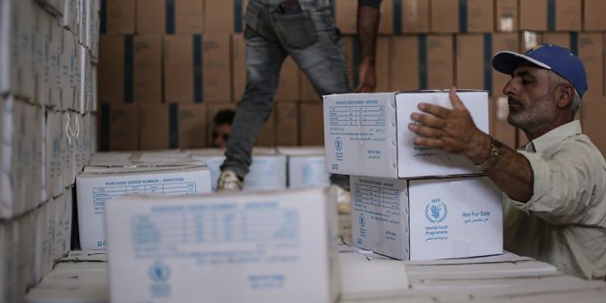ARCHIV - Syrer lagern humanitäre Hilfsgüter des Welternährungsprogramms. Foto: Anas Alkharboutli/dpa ARCHIV - Syrer lagern humanitäre Hilfsgüter des Welternährungsprogramms. Foto: Anas Alkharboutli/dpa