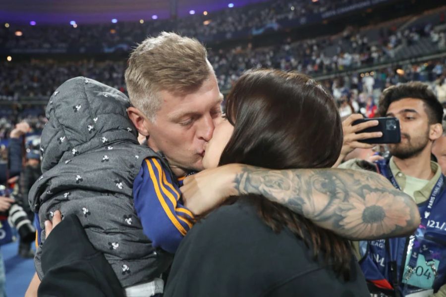 Toni Kroos küsst seine Frau Jessica Kroos nach dem Sieg der Champions League.