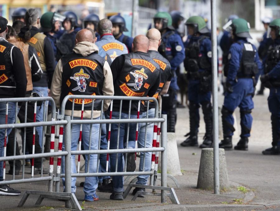 Bandidos-Mitglieder wollen ihre angeklagten Club-Freunde vor dem Gerichtsgebäude unterstützen.