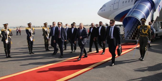 Wladimir Putin humpelt über den roten Teppich in Teheran. Wladimir Putin