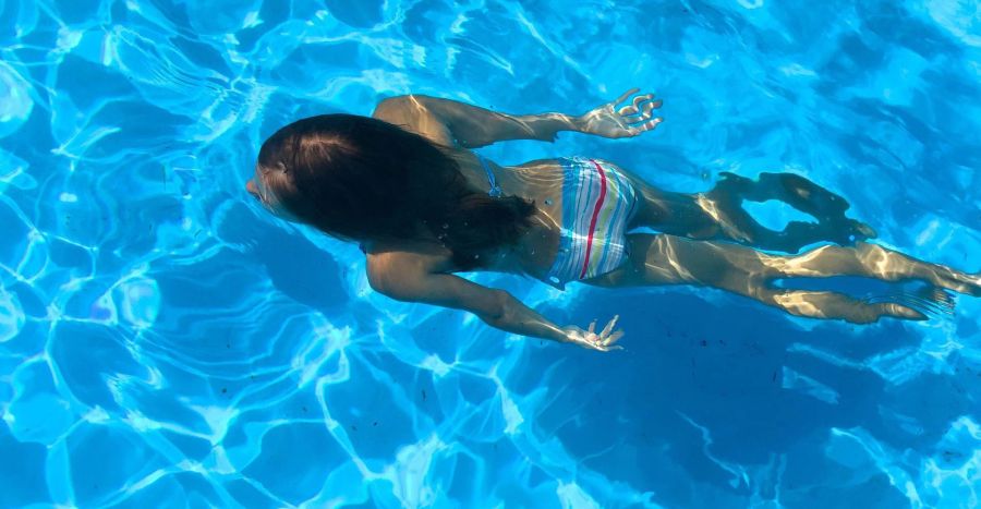 Mädchen Swimmingpool Bikini hellblau Wasser