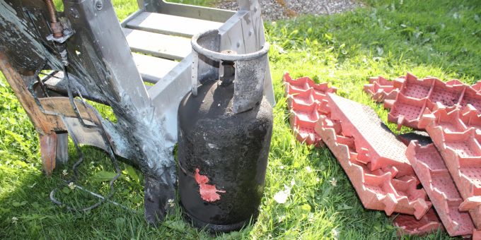 Appenzell AI: Glasflasche gerät durch Gasgrill in Brand Appenzell AI: Glasflasche gerät durch Gasgrill in Brand