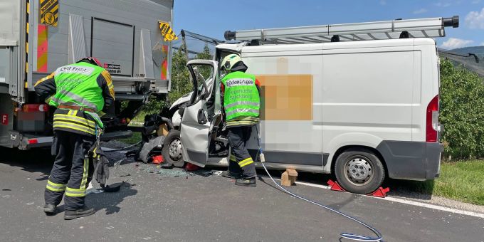 Der Lieferwagenfahrer wurde im Fahrzeug eingeklemmt und musste durch die Feuerwehr befreit werden.