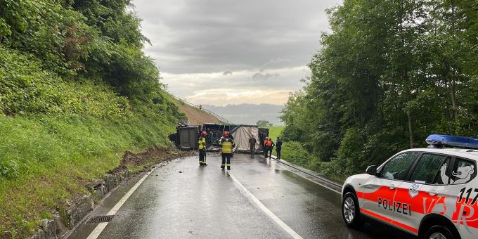 Herisau AR: Selbstunfall eines Militärlastwagens. Die betroffene Fahrbahn in Appenzell Ausserrhoden ist blockiert. Appenzell Ausserrhoden