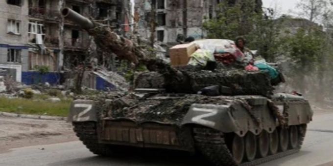 Russen-Plünderer - Ukrainerin entdeckt auf Panzer-Foto ihre Bettwäsche