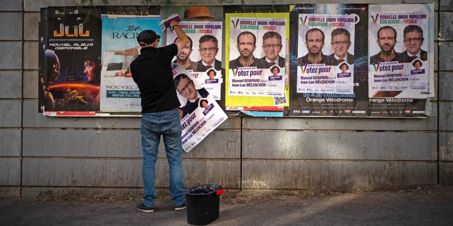 Wahlplakete für die Parlamentswahl in Frankreich.